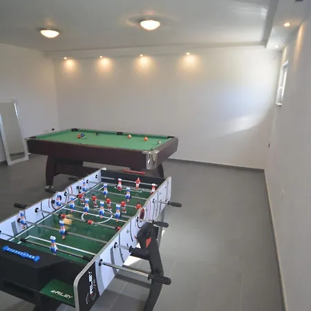 Exquisite Secluded With Pool - Four Bedroom With Pool Вилла Канфанар