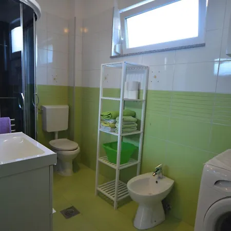 Exquisite Secluded With Pool - Four Bedroom With Pool Вилла Канфанар