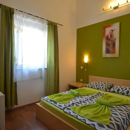 Exquisite Secluded With Pool - Four Bedroom With Pool *