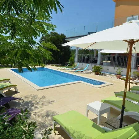Exquisite Secluded With Pool - Four Bedroom With Pool Вилла