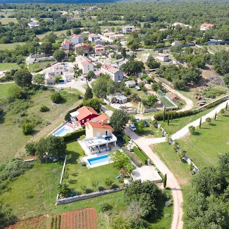 Exquisite Secluded With Pool - Four Bedroom With Pool Вилла