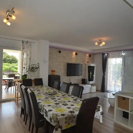 Exquisite Secluded With Pool - Four Bedroom With Pool